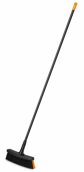 Fiskars Solid Allzweckbesen mit PowerClean-Borsten, Länge 1,6 m, M, Schwarz/Orange, 1025921  Kompakt, effizient und vielseitig einsetzbar